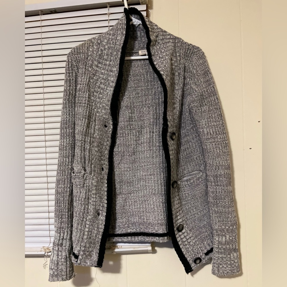 Cardigan womens poof excellence very warm bottoms all the way up.